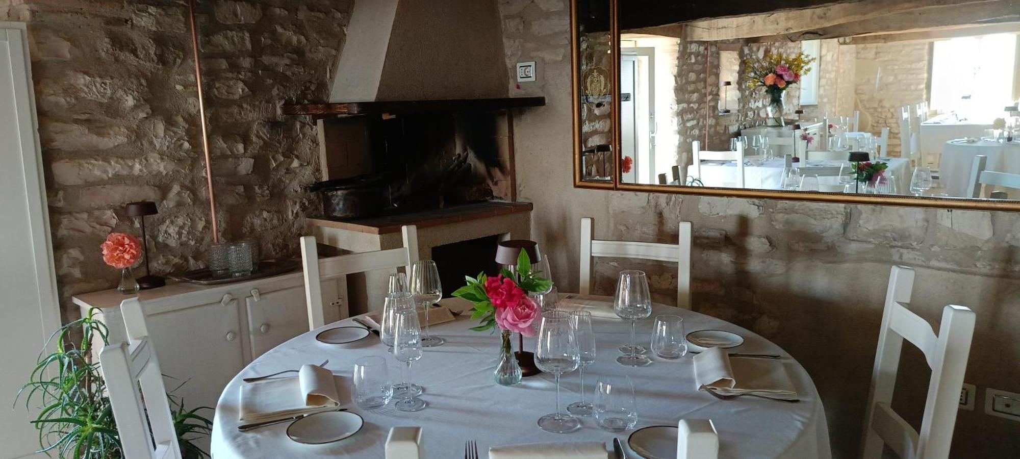 Locanda La Rocca Residenza D'Epoca Фоссомброне Экстерьер фото