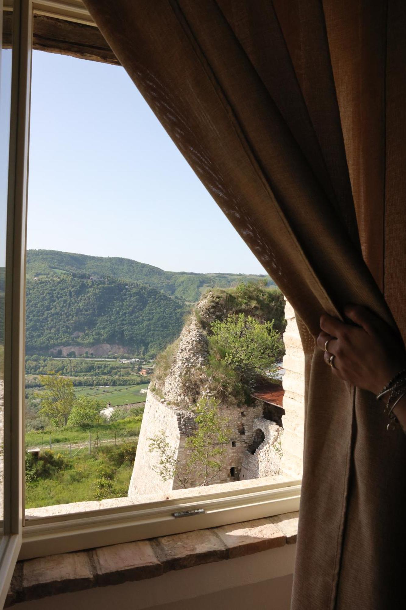 Locanda La Rocca Residenza D'Epoca Фоссомброне Экстерьер фото