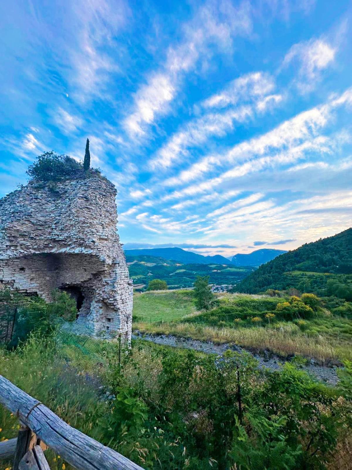 Locanda La Rocca Residenza D'Epoca Фоссомброне Экстерьер фото